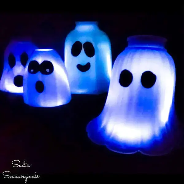 Manualidad de fantasmas recicladas con botellas de plástico