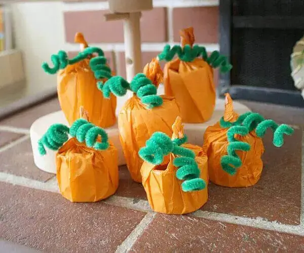 calabazas con rollos de papel